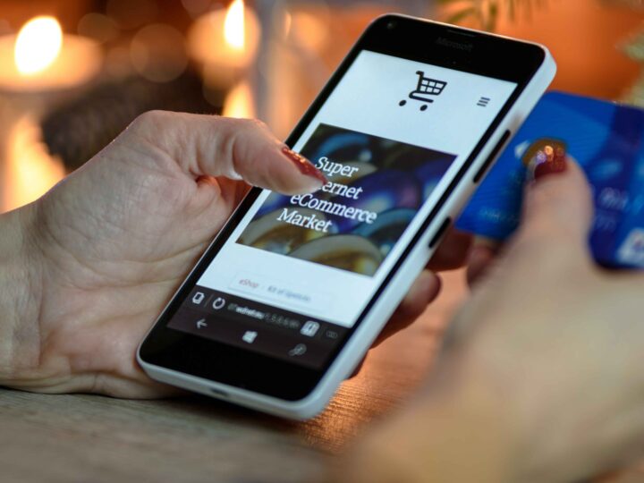 Rivincita dei negozi di quartiere e boom di e-commerce e delivery